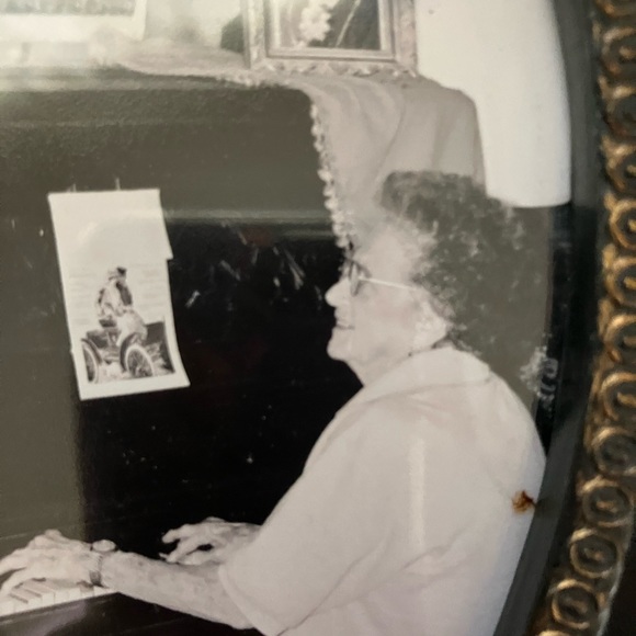 VNTG EARLY ERAS  FRAMED GIRL PHOTOS SHOWS  FASHION HAIR STYLE JEWELRY EXPRESSION - Picture 5 of 16